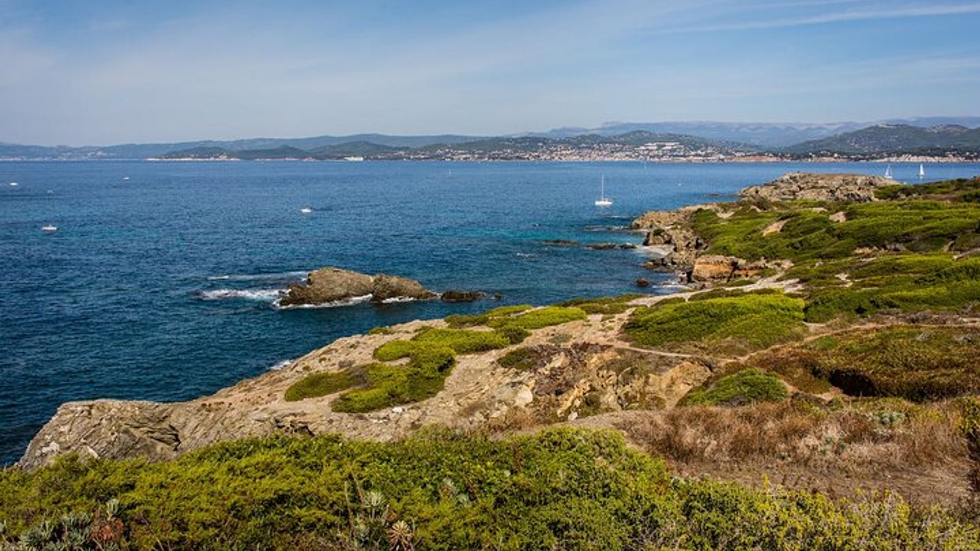 Bateau vers l'île paradisiaque & balade à vélo électrique depuis le port de Sanary