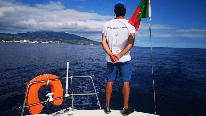 2.5h Sunset Navigation with Azorean appetizers and Wine