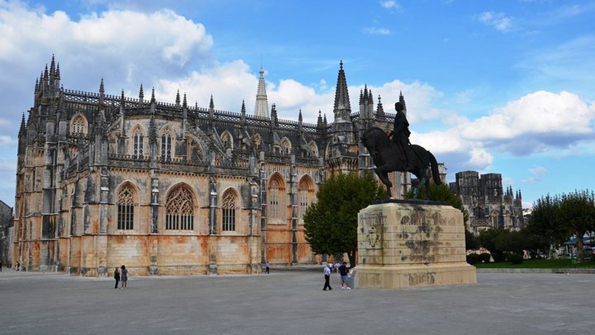 Private Transfer Lisbon-Porto with 2 (two) visits