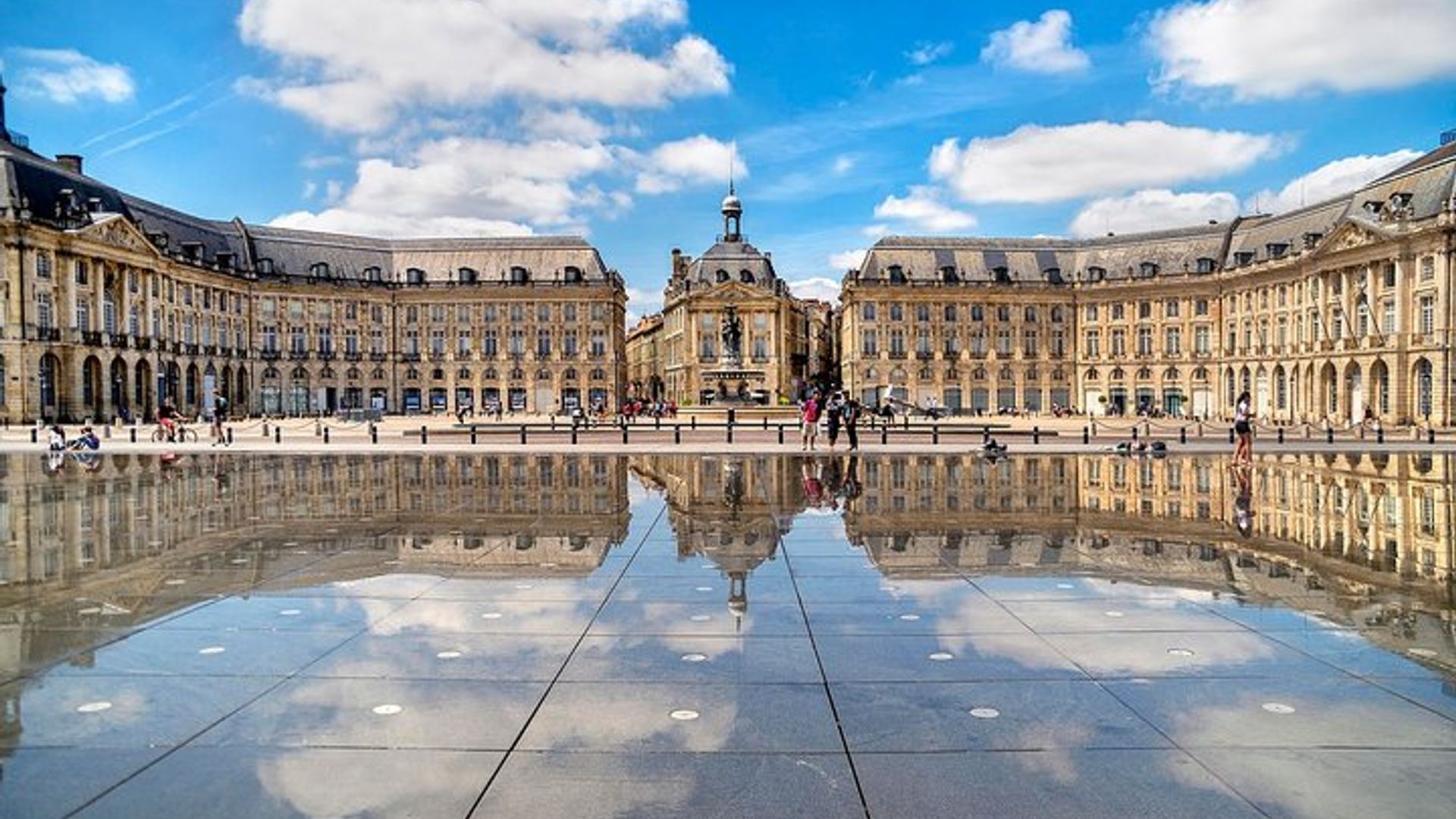 Bordeaux Airport Transfers: Bordeaux to Bordeaux Airport BOD in Luxury Van