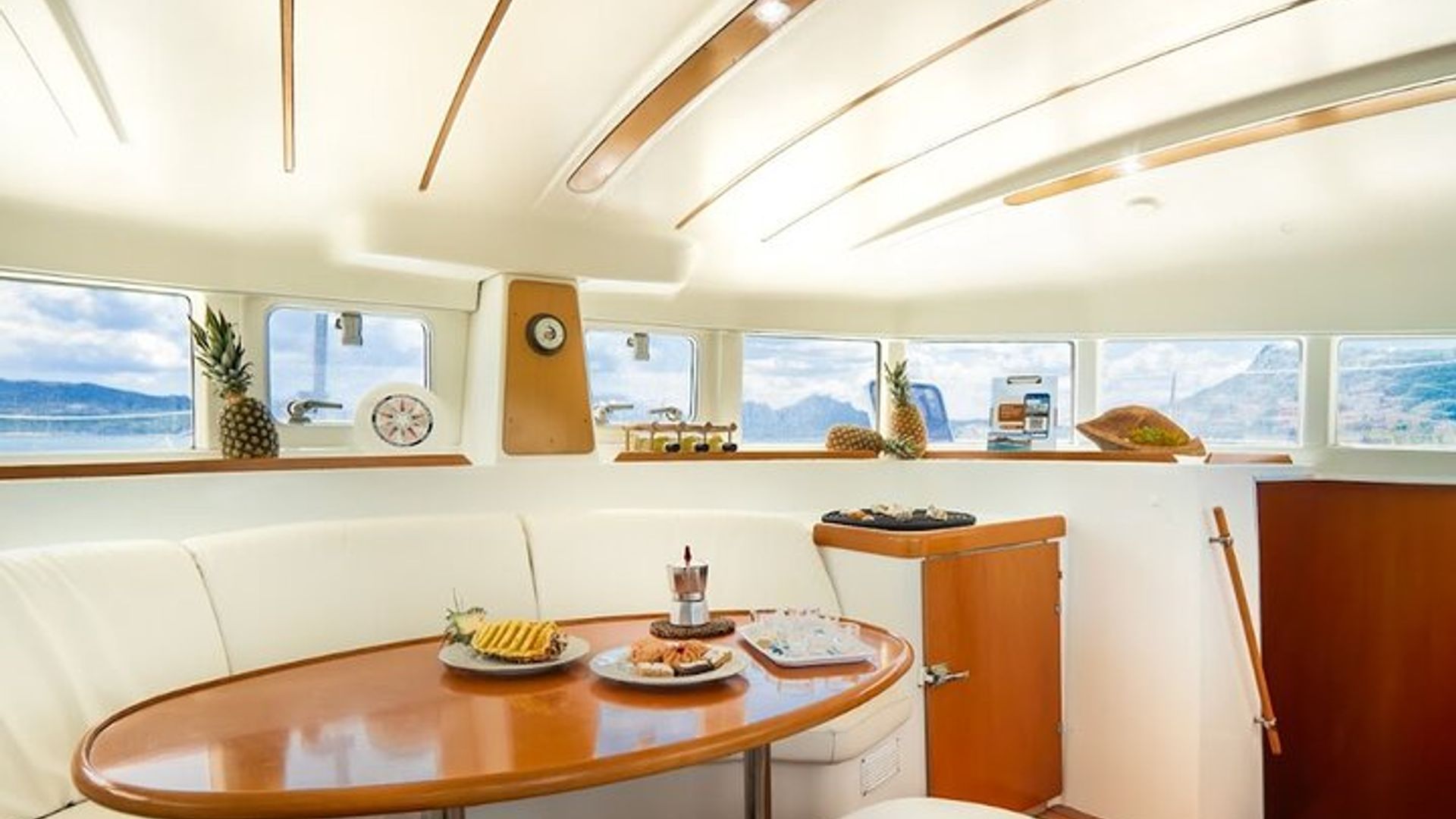 Um passeio de barco de dia inteiro, em grupo pequeno, pelas Ilhas Maddalena, com almoço.