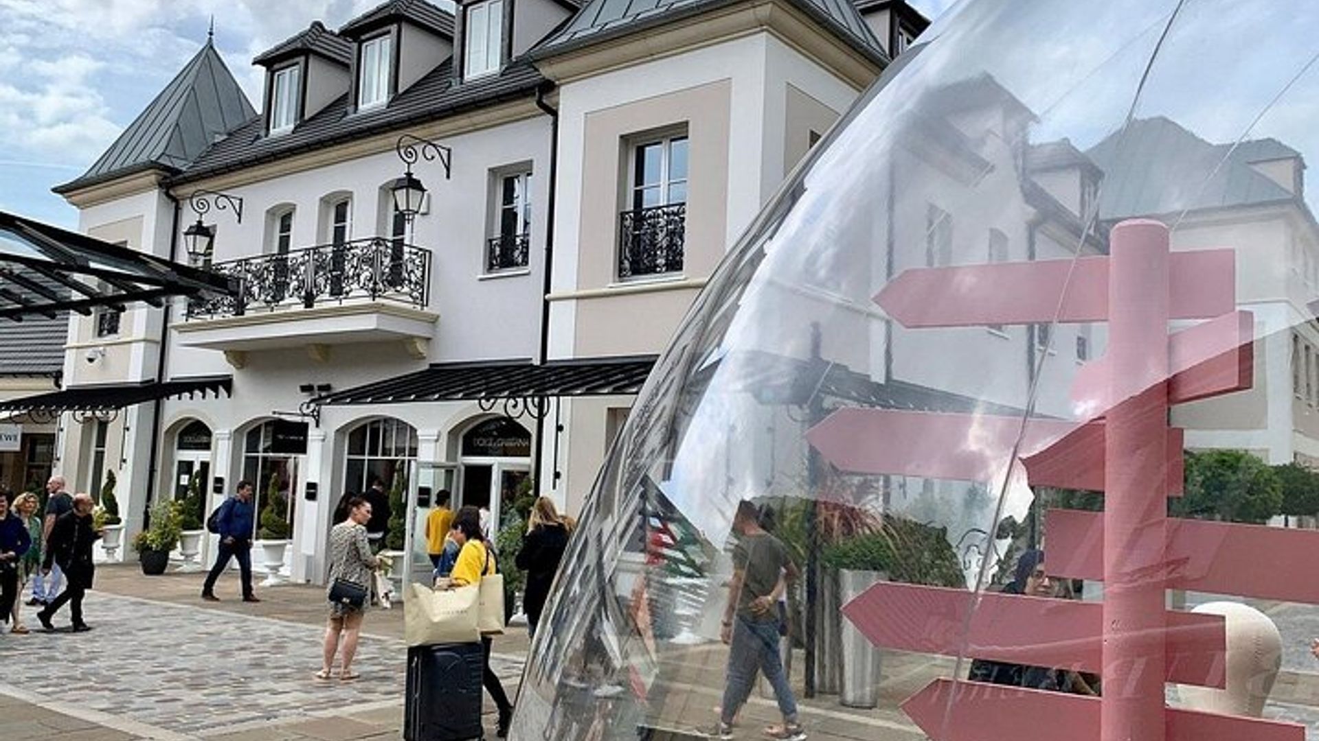 Shopping Tour zum La Vallée Village Outlet im privaten Auto oder Van