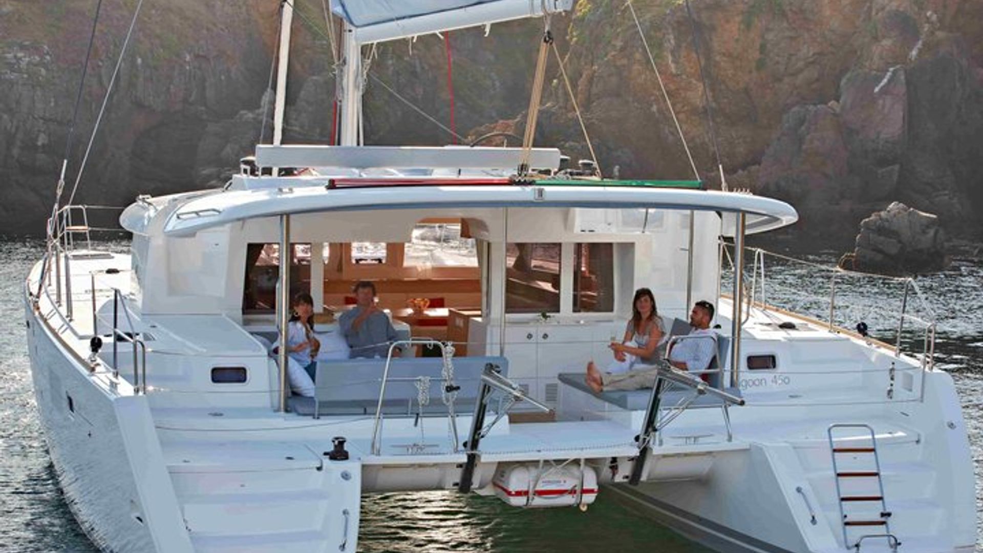 Um passeio de catamarã de dia inteiro pelas Ilhas Maddalena, com almoço.
