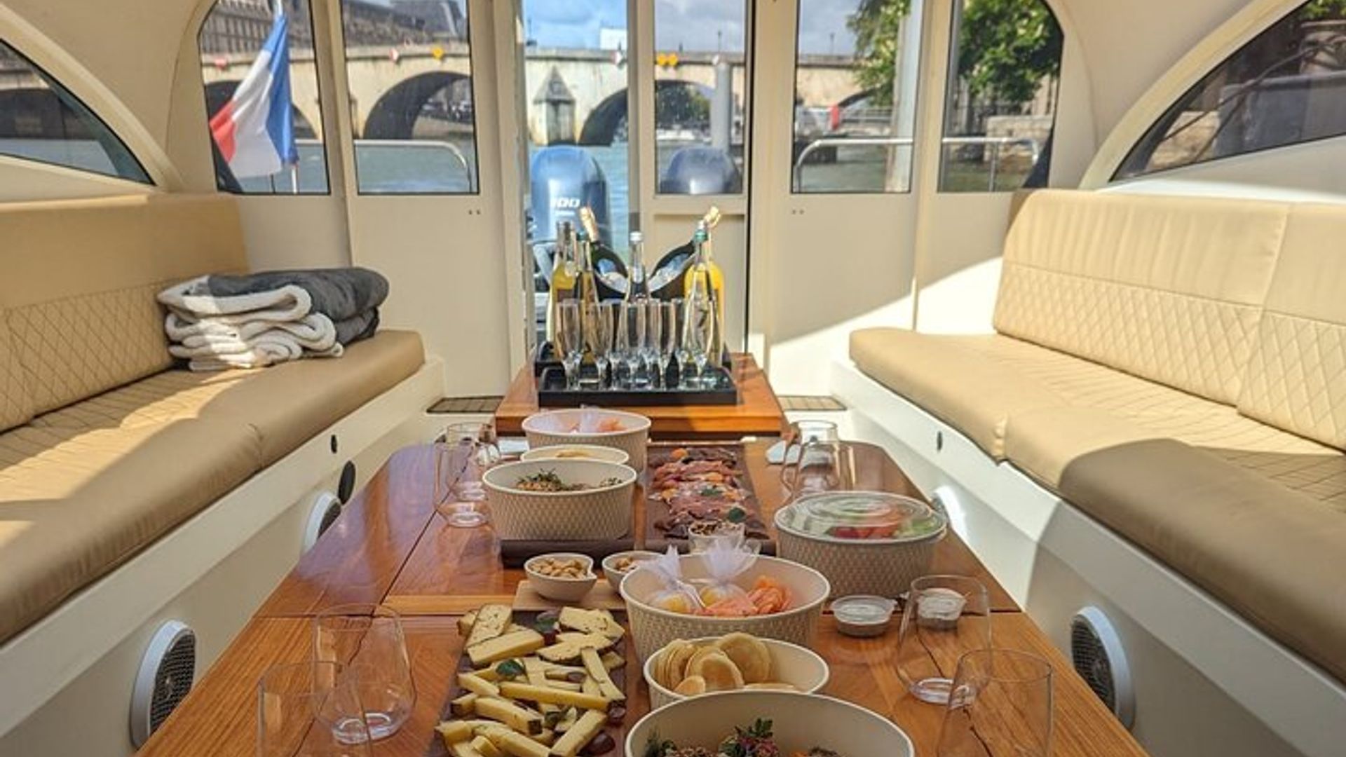 Wine and Cheese Tasting in a VIP Cruise on the Seine