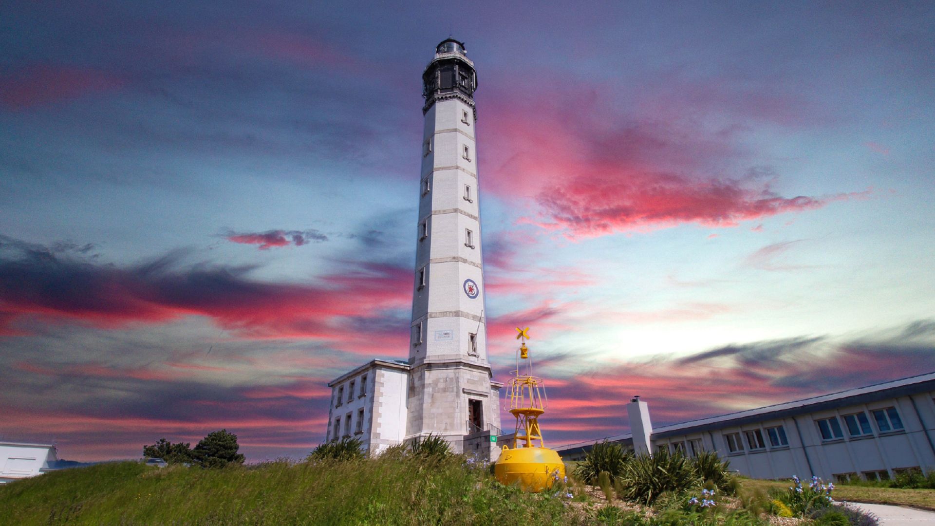 Calais: Audio Guided Walking Tour (2:15 - 24 audio comments)