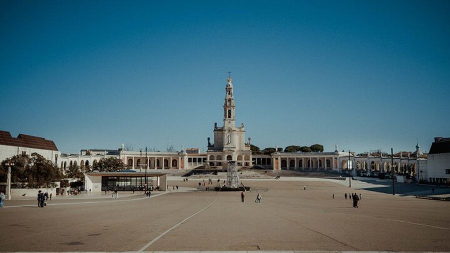 Lisbon Group or Private Fatima, Batalha, Nazare & Obidos Tour
