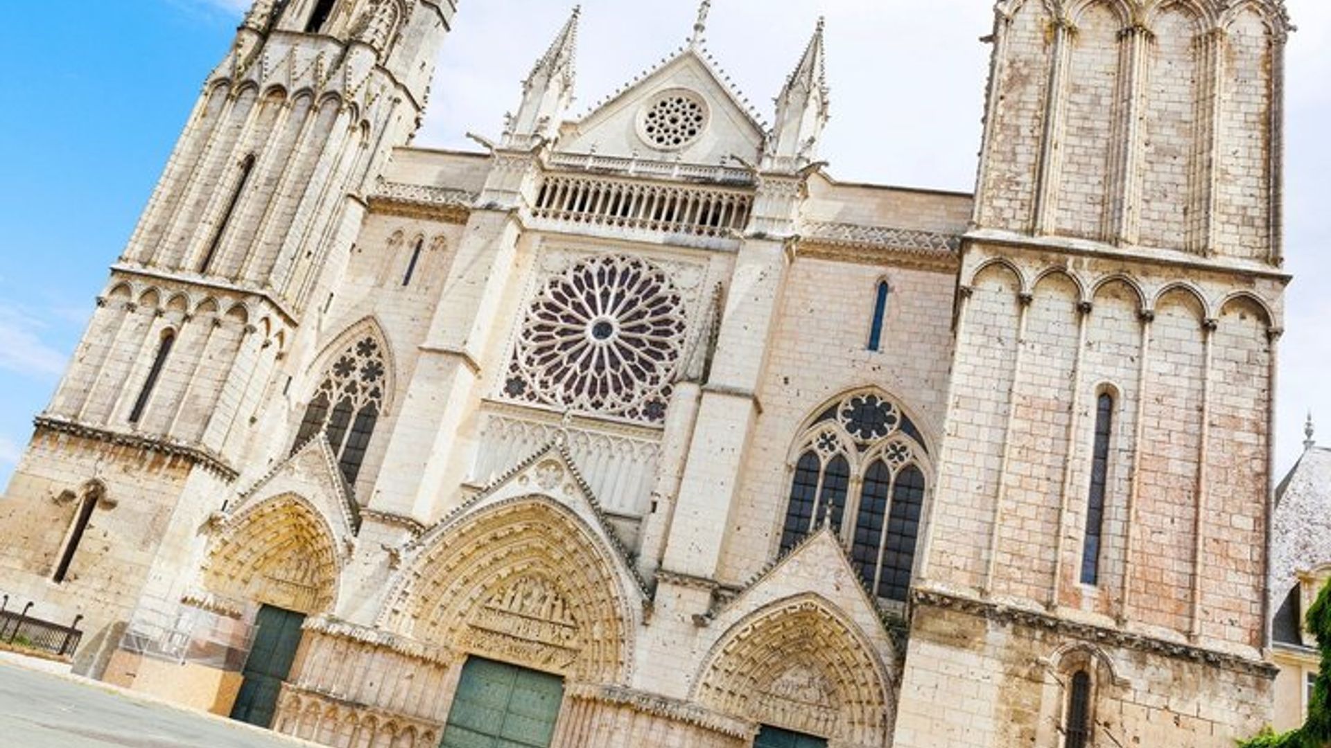 Top Poitiers : Visite guidée privée avec votre mobile