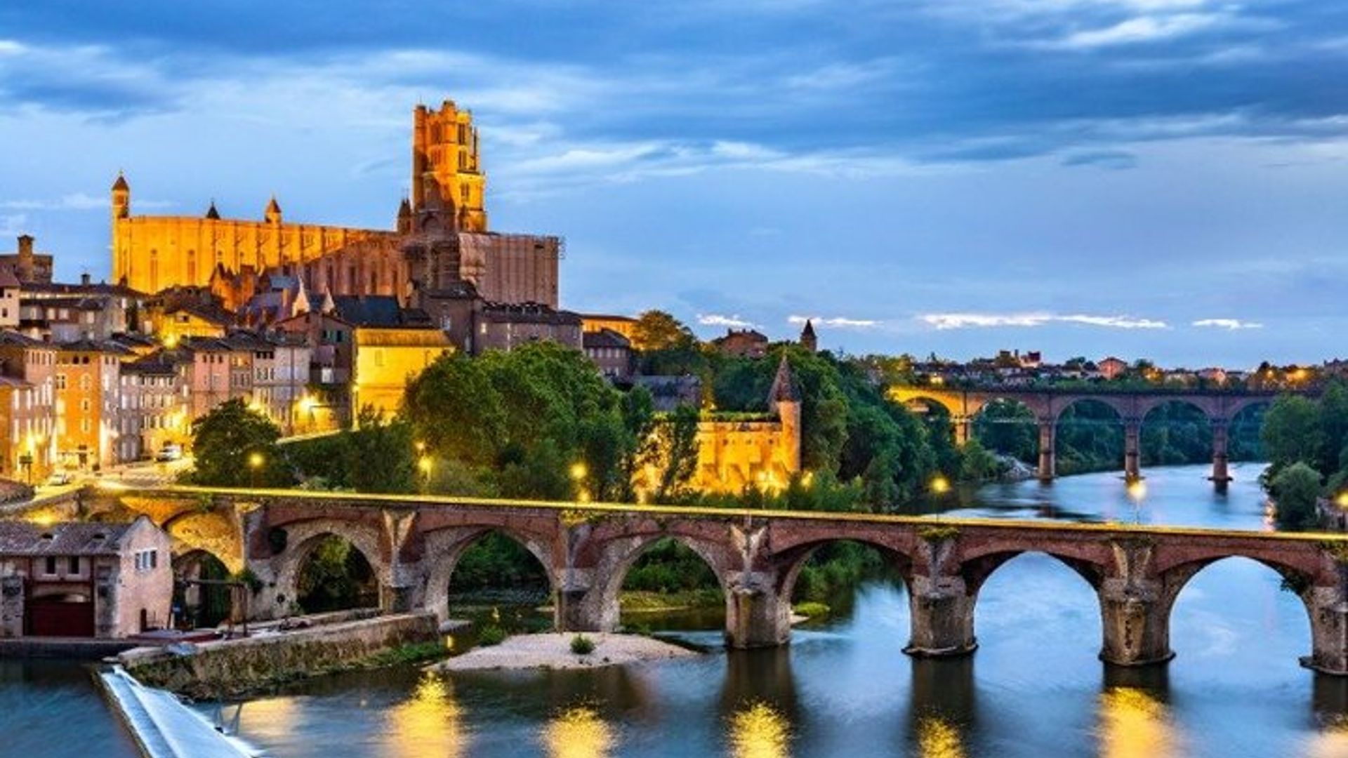 TOP Albi: Private Guided Tour with Your Mobile
