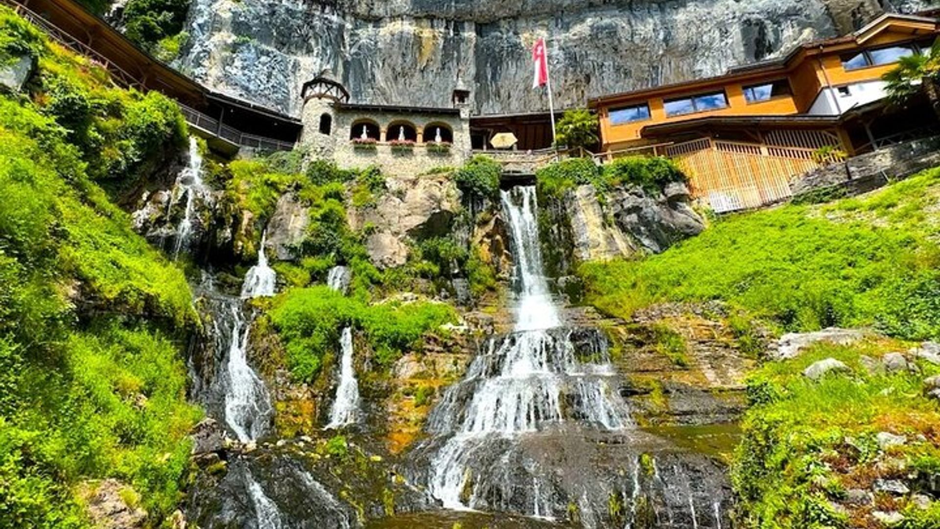 Bâle : Visite guidée des Alpes suisses, de Lauterbrunnen et des grottes de Beatus