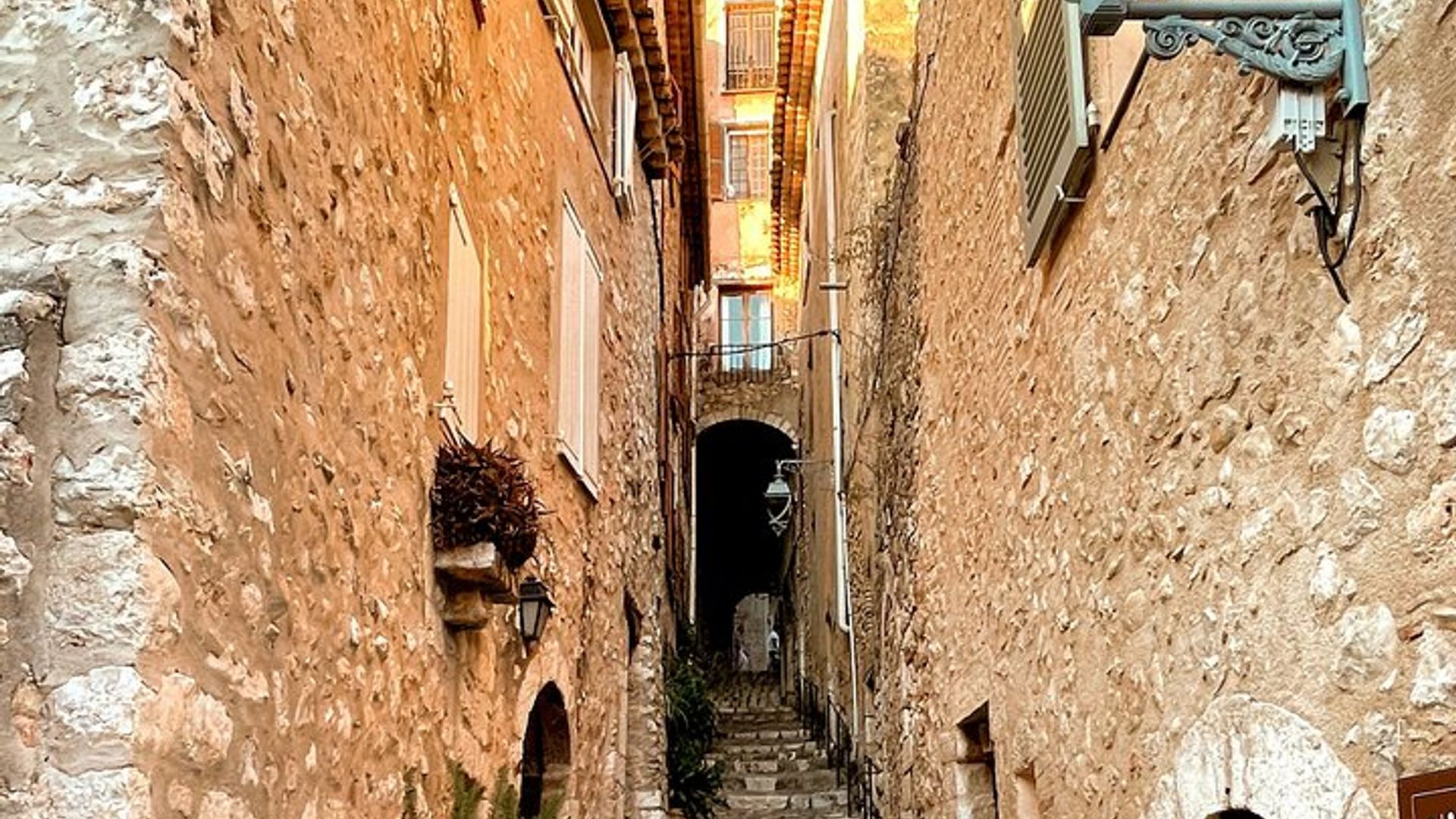 Nice Hilltop Villages PrivateTour Grasse Gourdon St-Paul DeVence