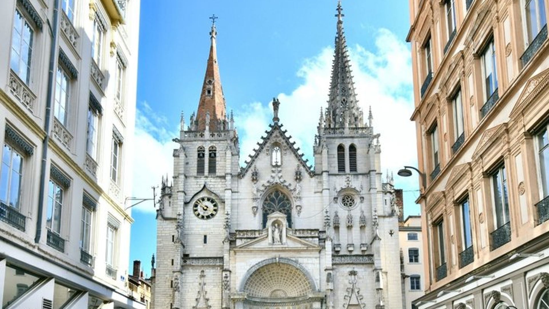 Lyon Scavenger Hunt & Highlights Self-Guided Walking Tour