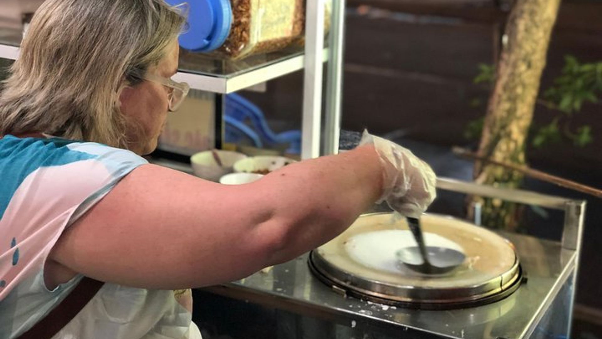 Tour gastronómico privado nocturno por la ciudad de Ho Chi Minh en scooter