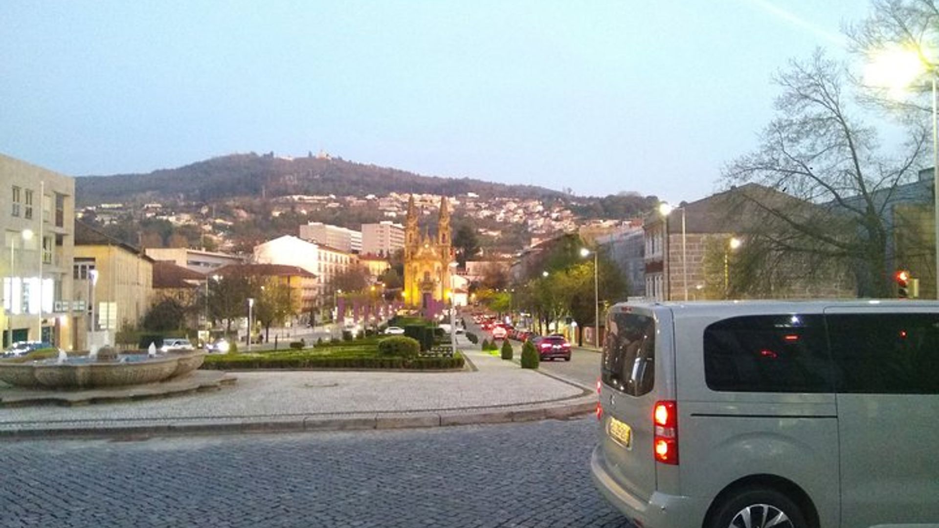 Traslado privado desde/hacia Fátima - Oporto, Braga o Guimarães