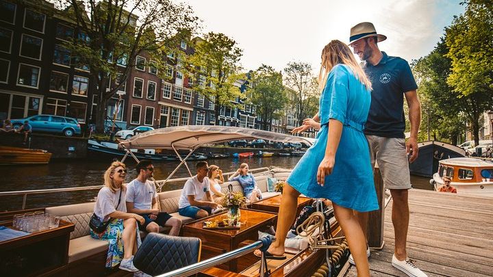 The Ultimate Amsterdam Canal Cruise - 2hr - Small Group with Drinks & Snacks
