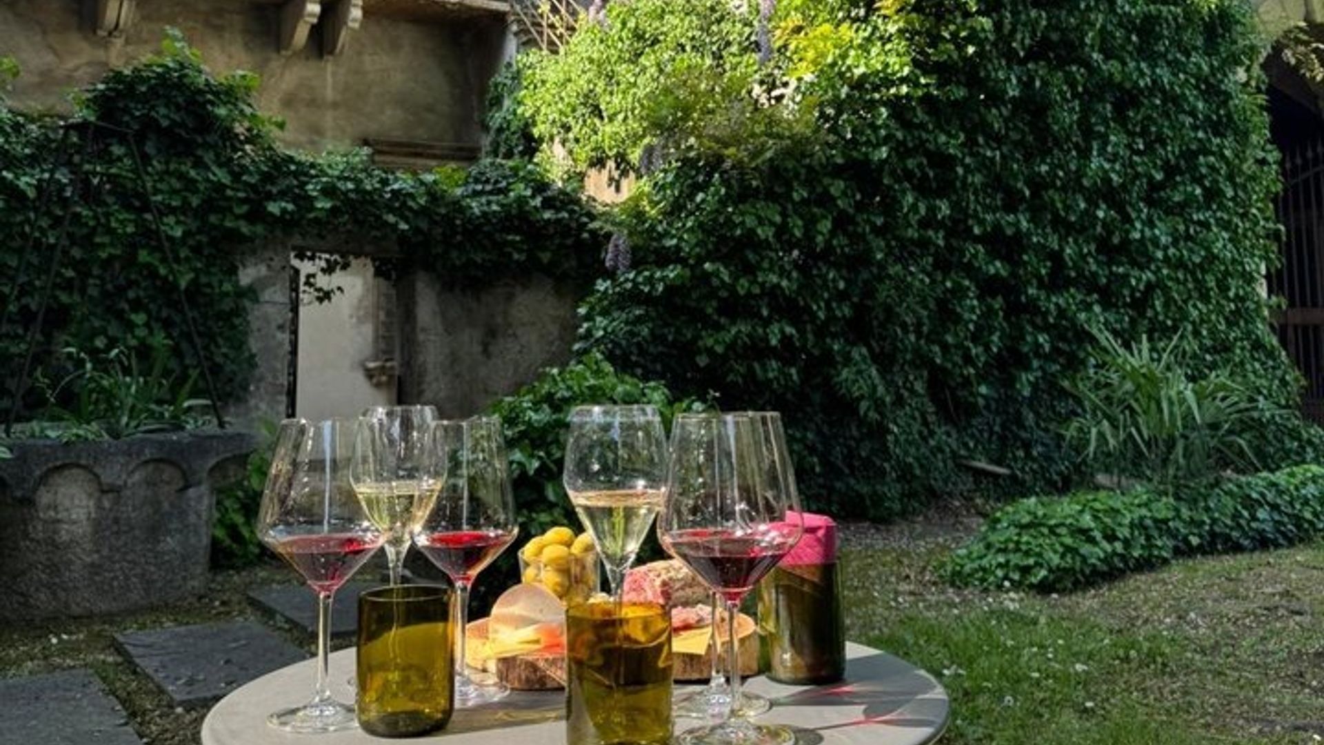 Secret Wine Tasting in a Hidden Garden in Verona