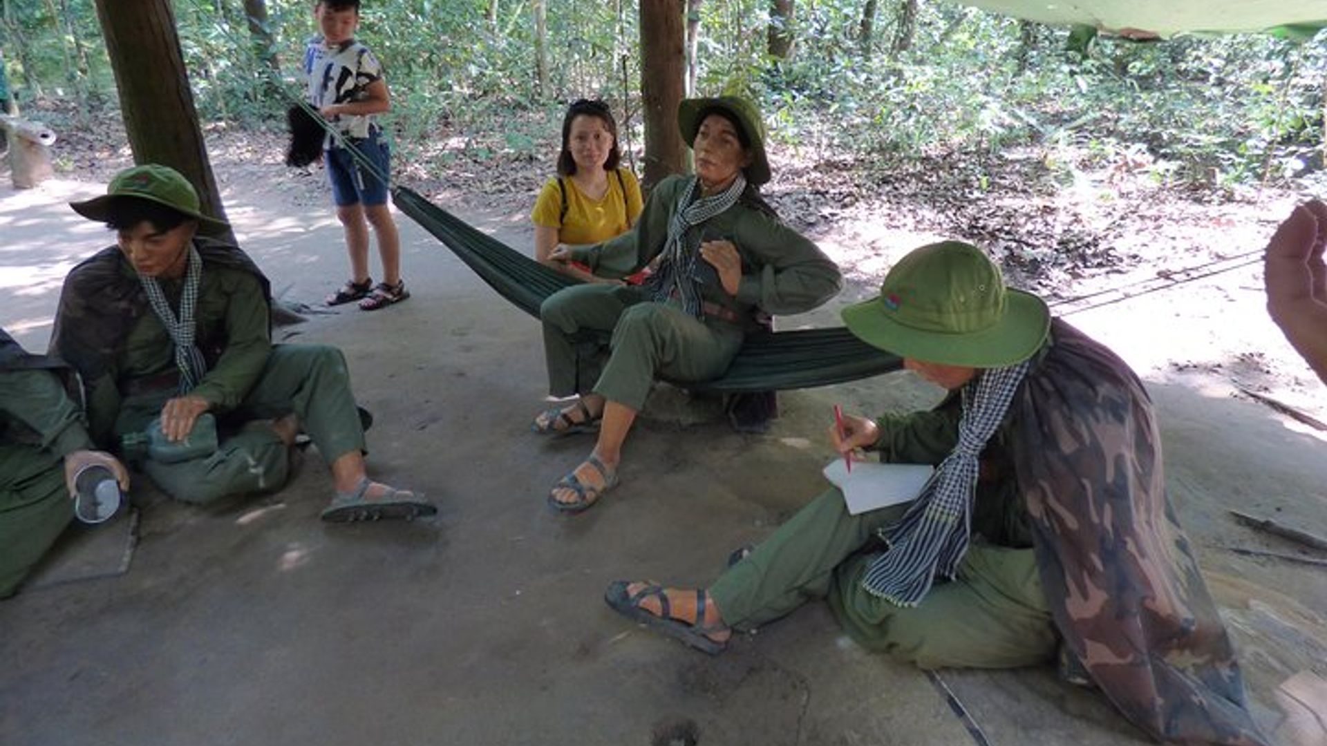 Visite privée: Tunnels de Cu Chi - Visite des temples de Cao Dai