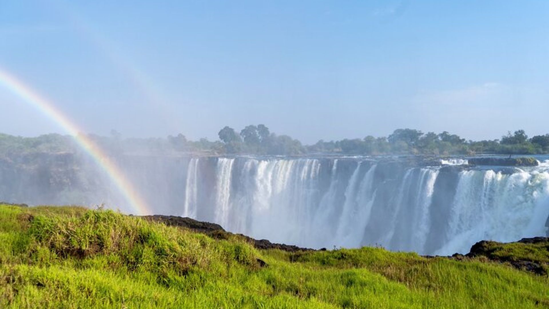 Amasaha 2 Yayoboye Urugendo rwigenga muri Victoria Falls ya Zambiya.