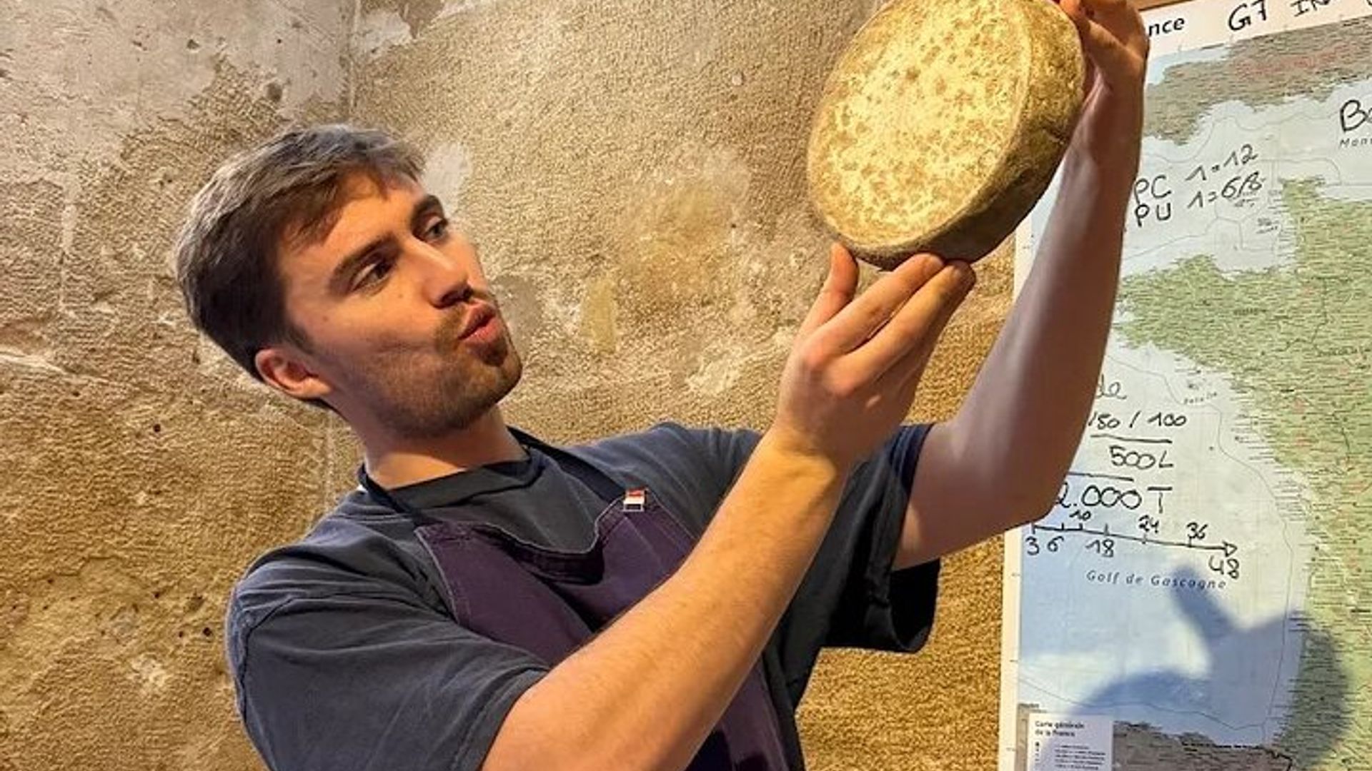 Paris Small-Group Fine Cheese and Wine Tasting in Montmartre