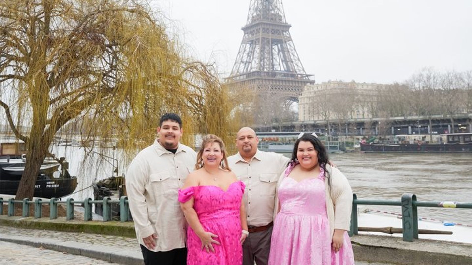 Séance photo à Paris avec photographe devant la tour Eiffel