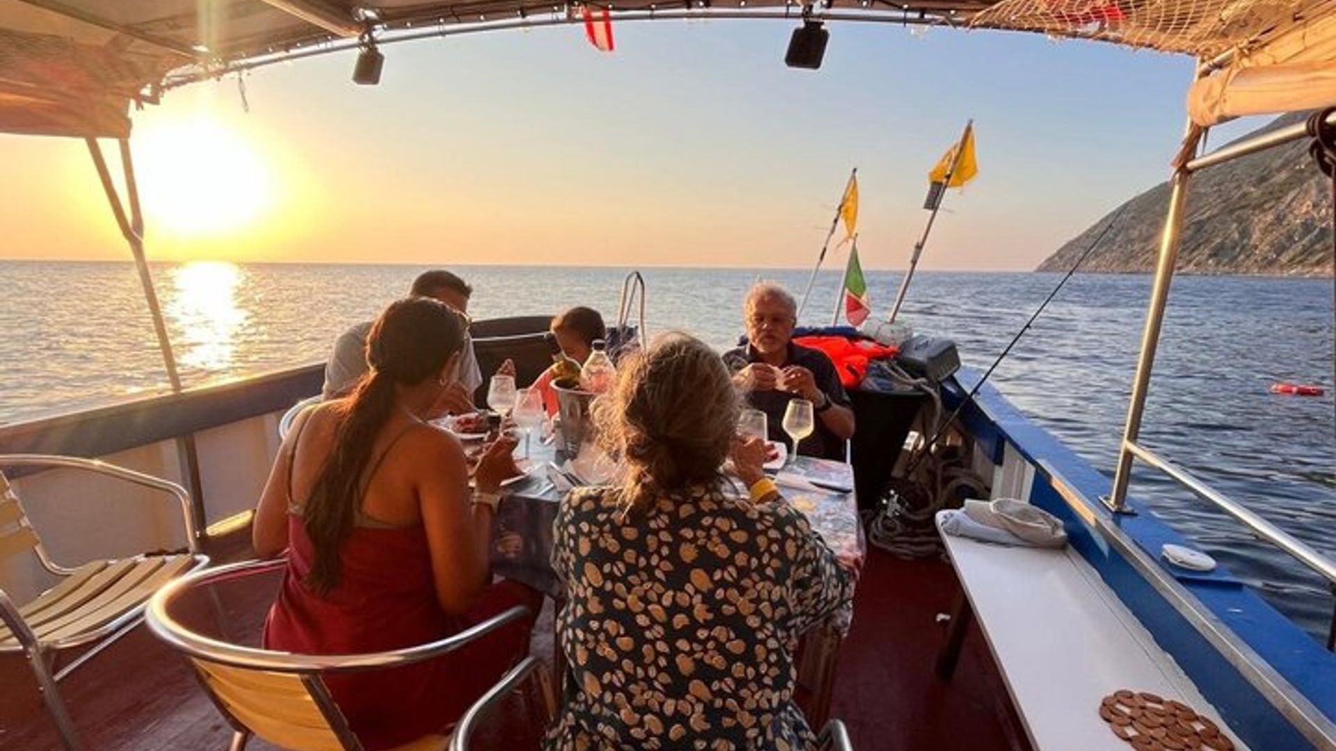 Angeltourismus auf der Insel Elba mit Aperitif und Abendessen an Bord