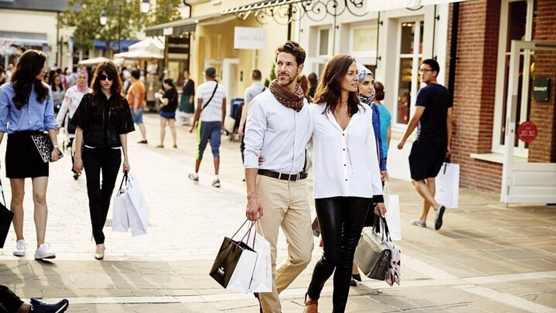 Shopping Tour à La Vallée Village Outlet dans une voiture privée ou VAN
