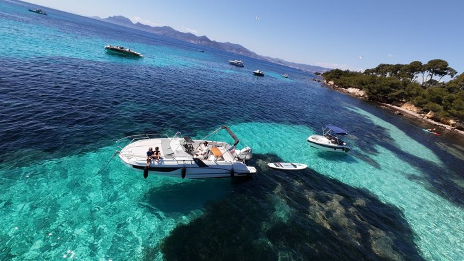 Descubre las islas de Lérins y la bahía de Cannes en barco privado