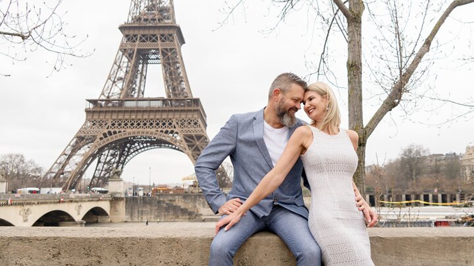 Séance photo à Paris avec photographe devant la tour Eiffel
