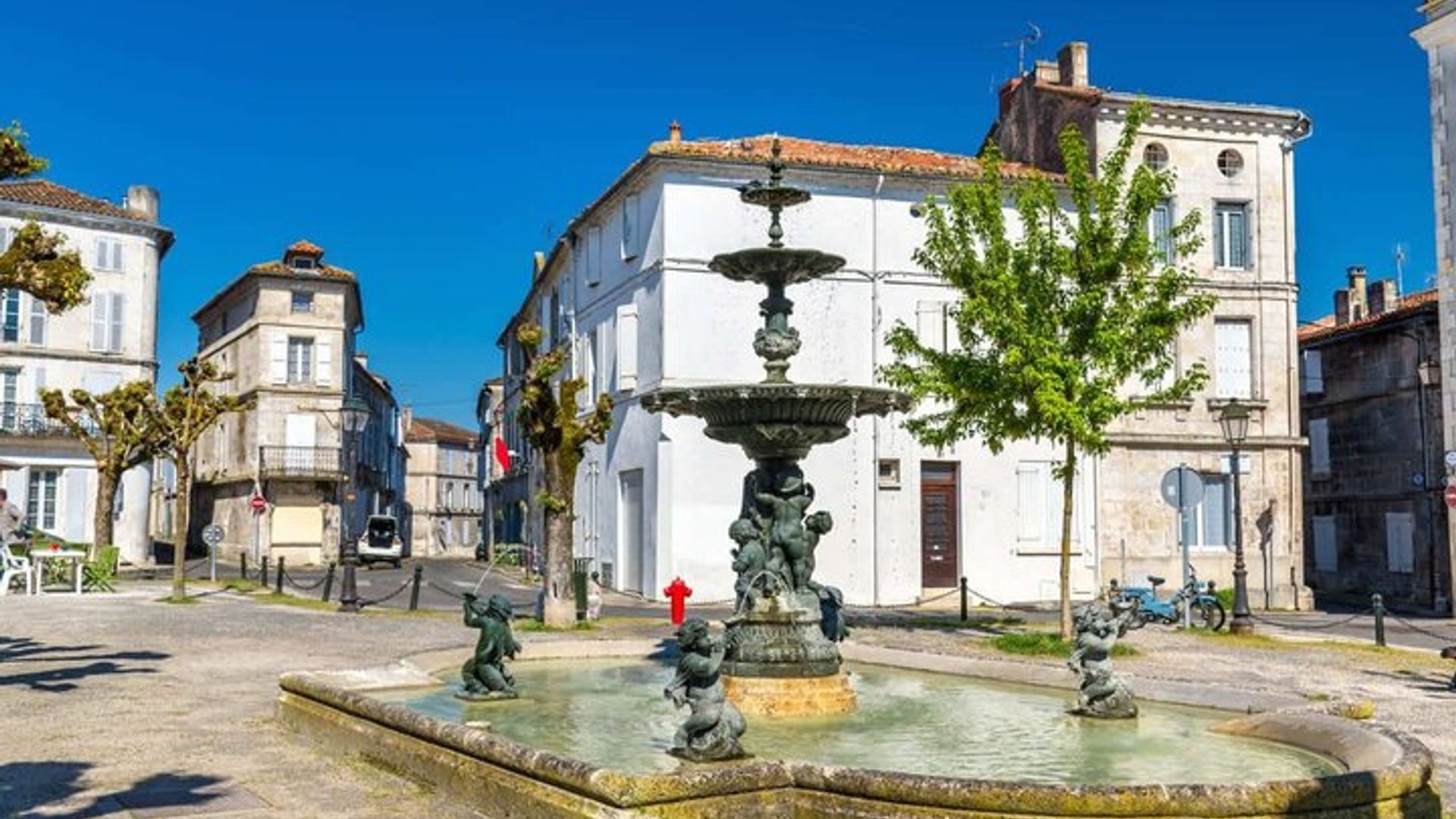 Hello Angouleme: Private 2-Hour Intro City Walk with Local Guide