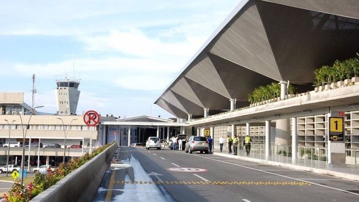 Private Arrival or Departure Transfer: Alfonso Bonilla Aragón Airport