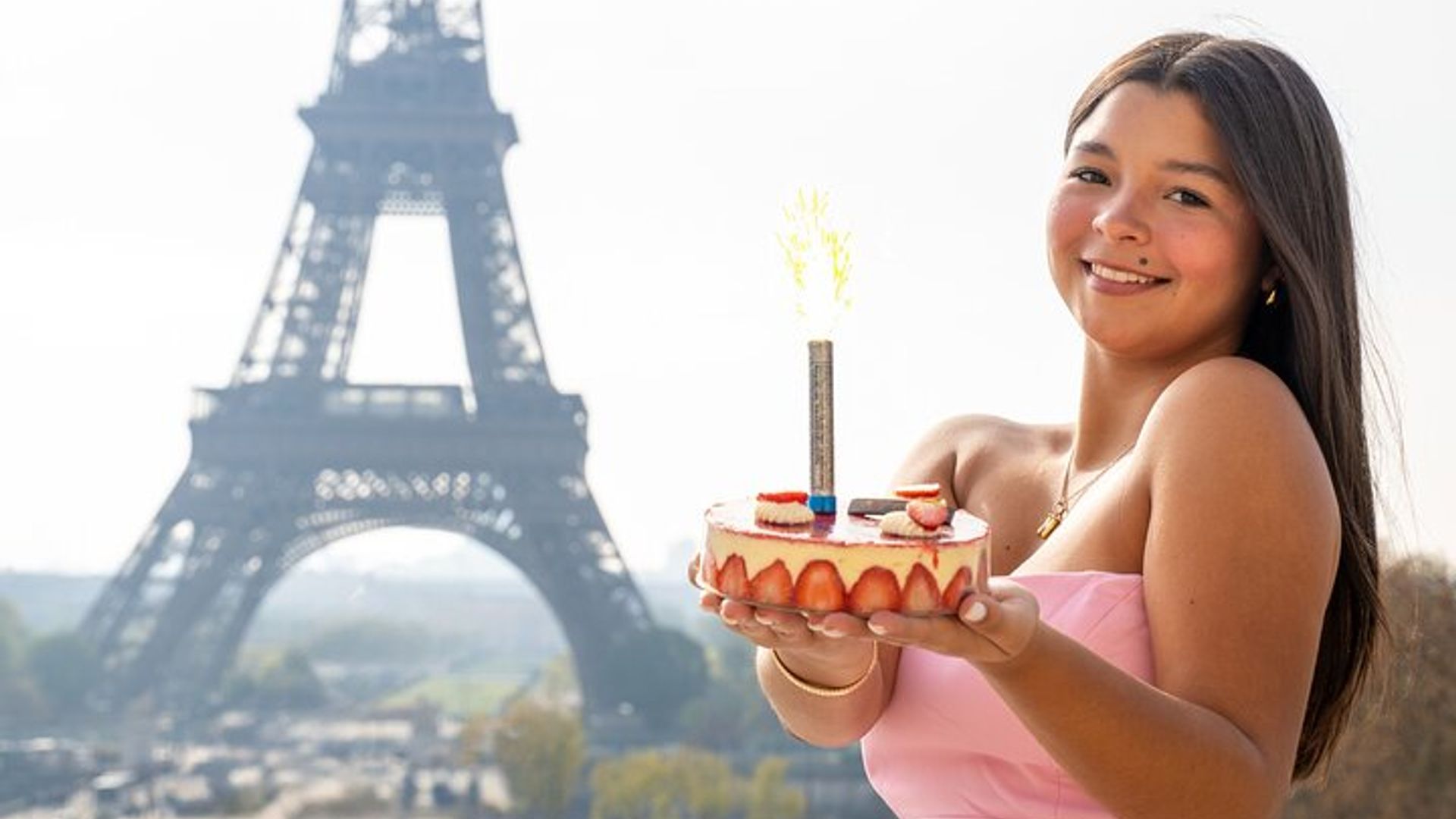 Sesión de fotos en París con fotógrafo delante de la Torre Eiffel