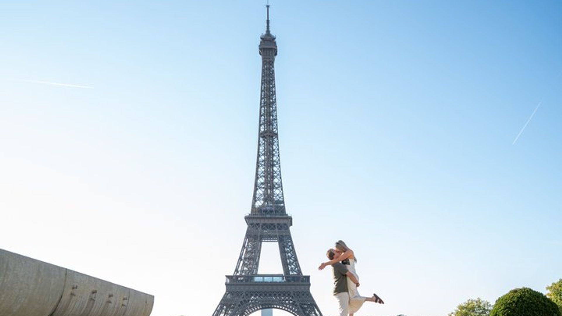 Sesión de fotos en París con fotógrafo delante de la Torre Eiffel