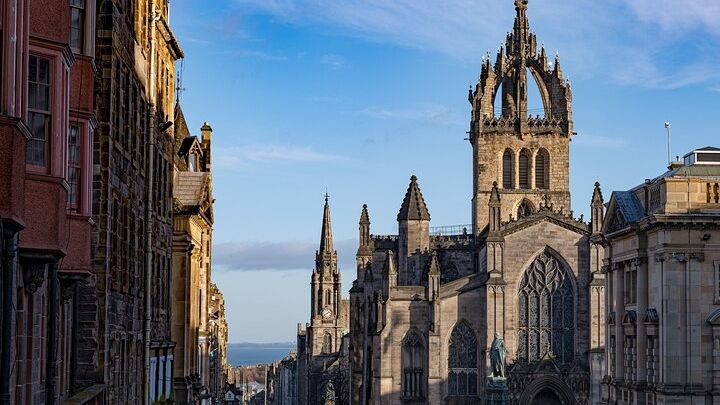 Edinburgh Old Town Tour: Historic Landmarks and Local Legends