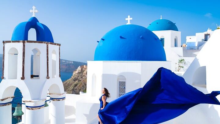 Santorini 2h Private Flying Dress Photoshoot with Transportation