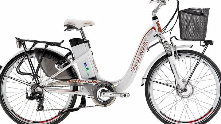 Lake Como: E-Bike City Tour Led by A Tour Guide and an iPad