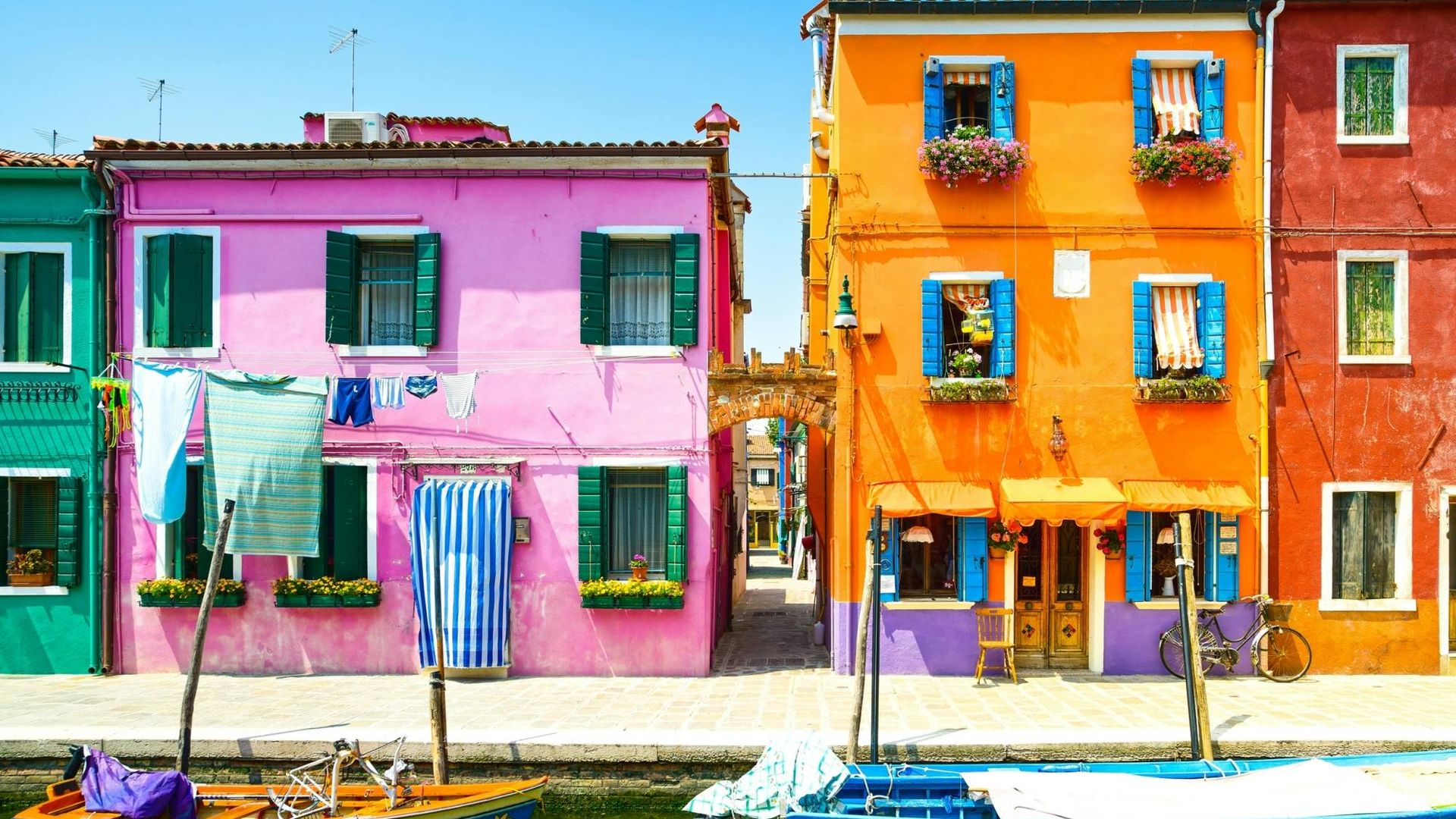 Murano and Burano lagoon boat tour with extended stay in Burano