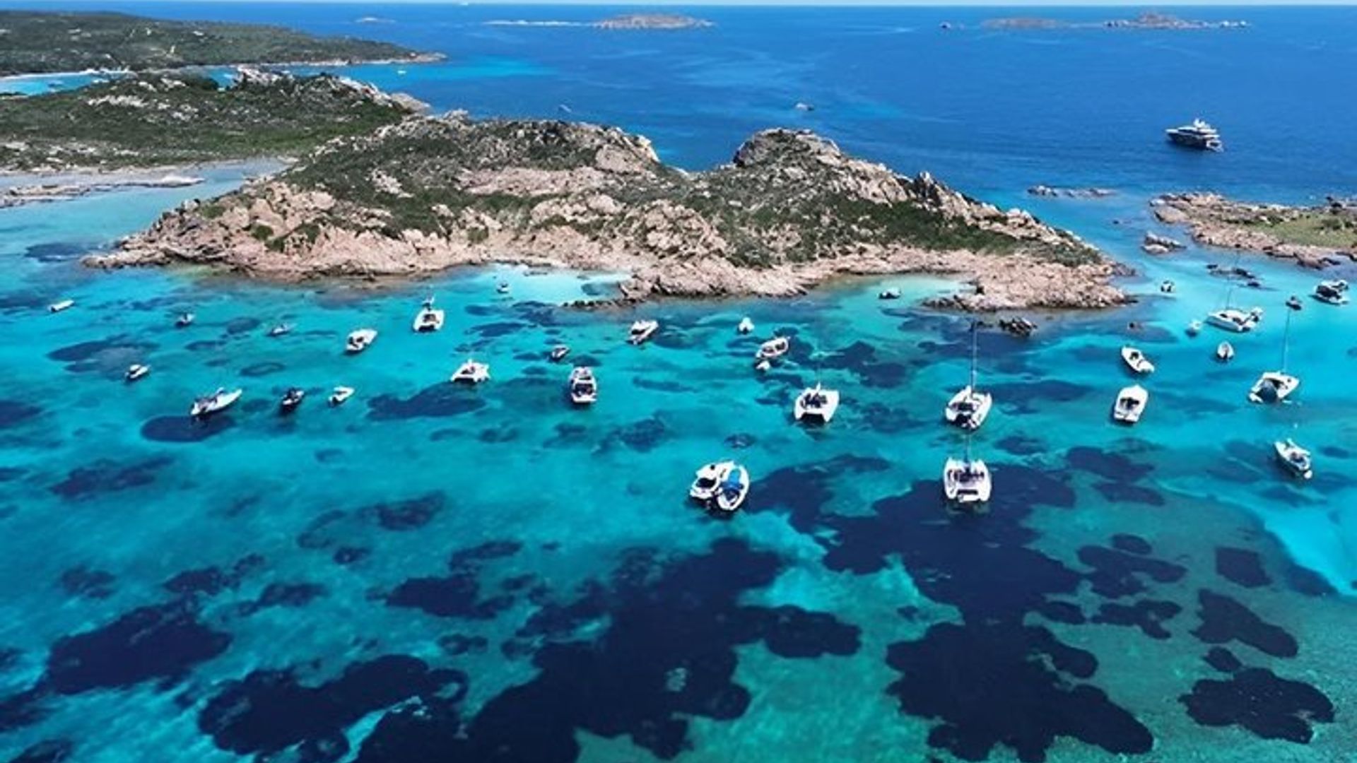 Um passeio de barco de dia inteiro em grupo pequeno pela Maddalena, com almoço incluído
