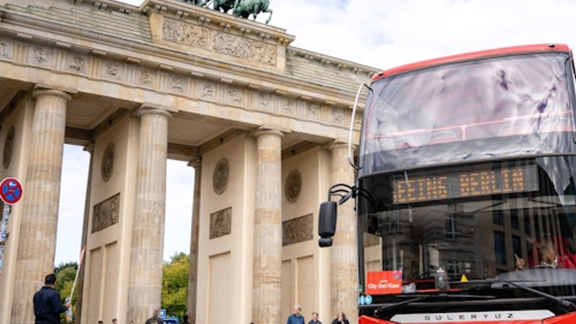 Berlin: 24-Hr Hop-on Hop-off Bus Tour + Berlin Dungeon Entry + Audio Guide