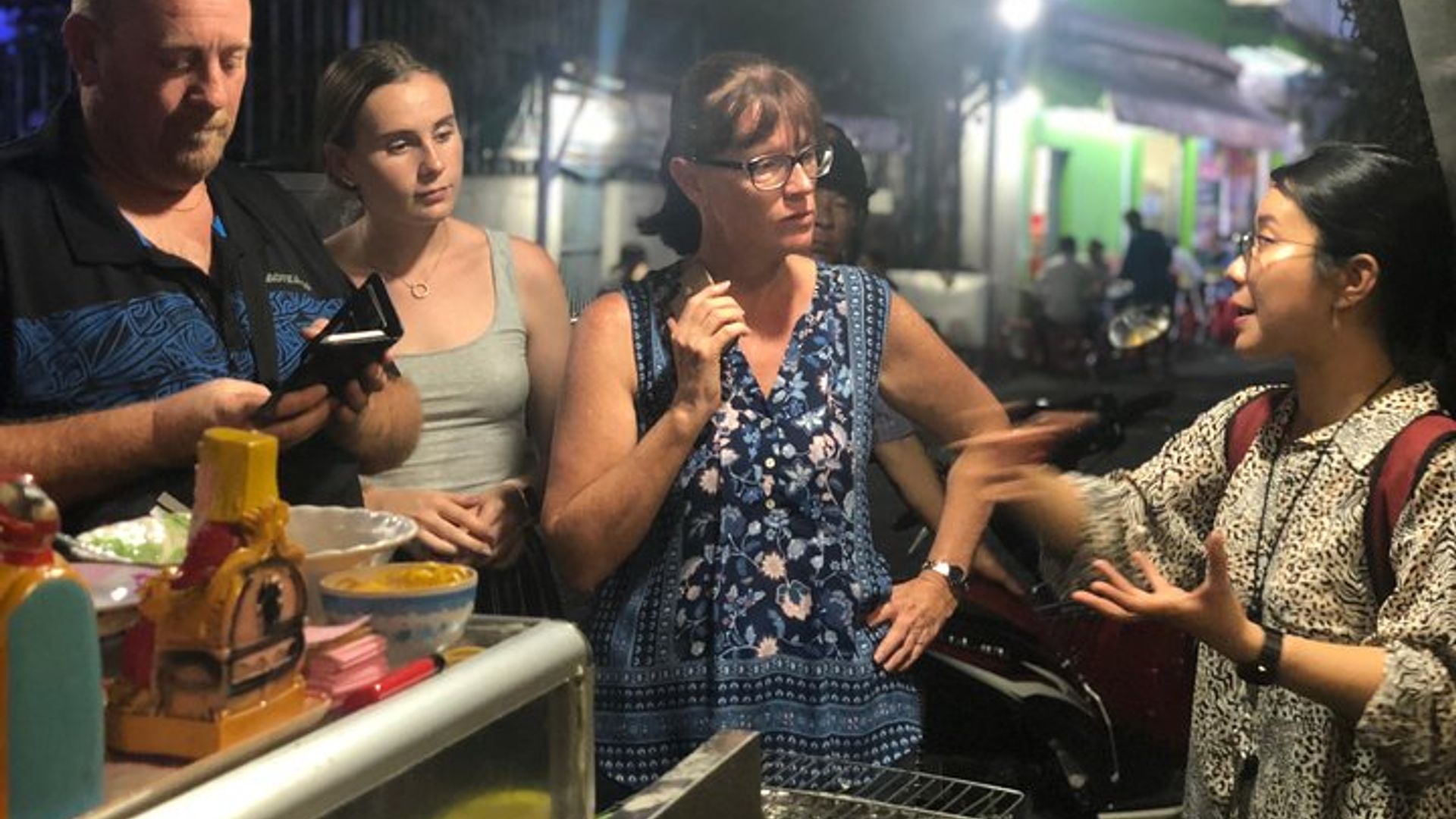 Visite gastronomique privée en soirée à Ho Chi Minh-Ville en scooter