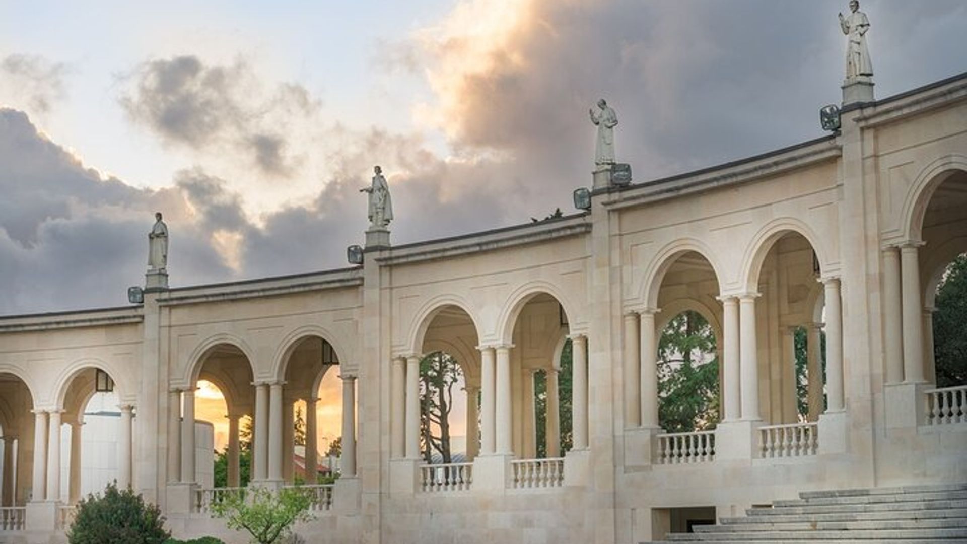 Lisbon: Private Transfer to Caldas da Rainha, Óbidos or Fátima