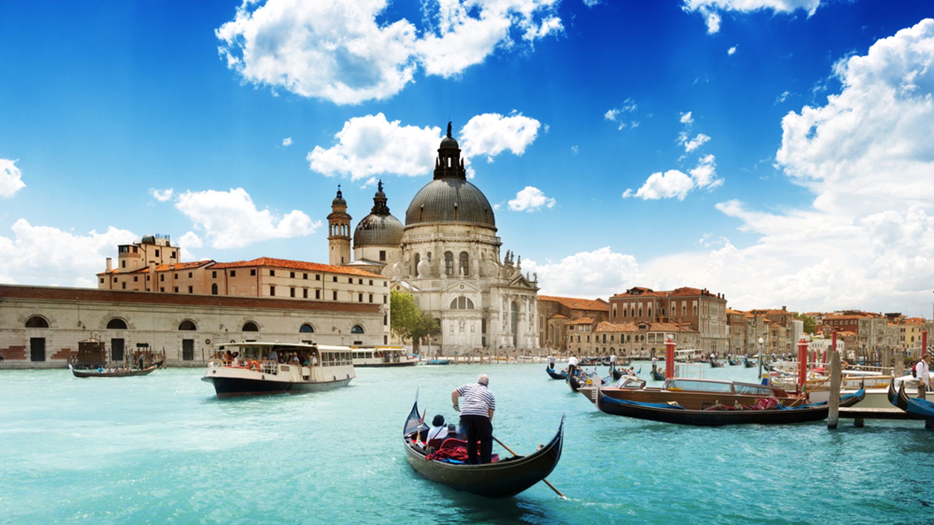 Gondola ride and discover Venice walking tour