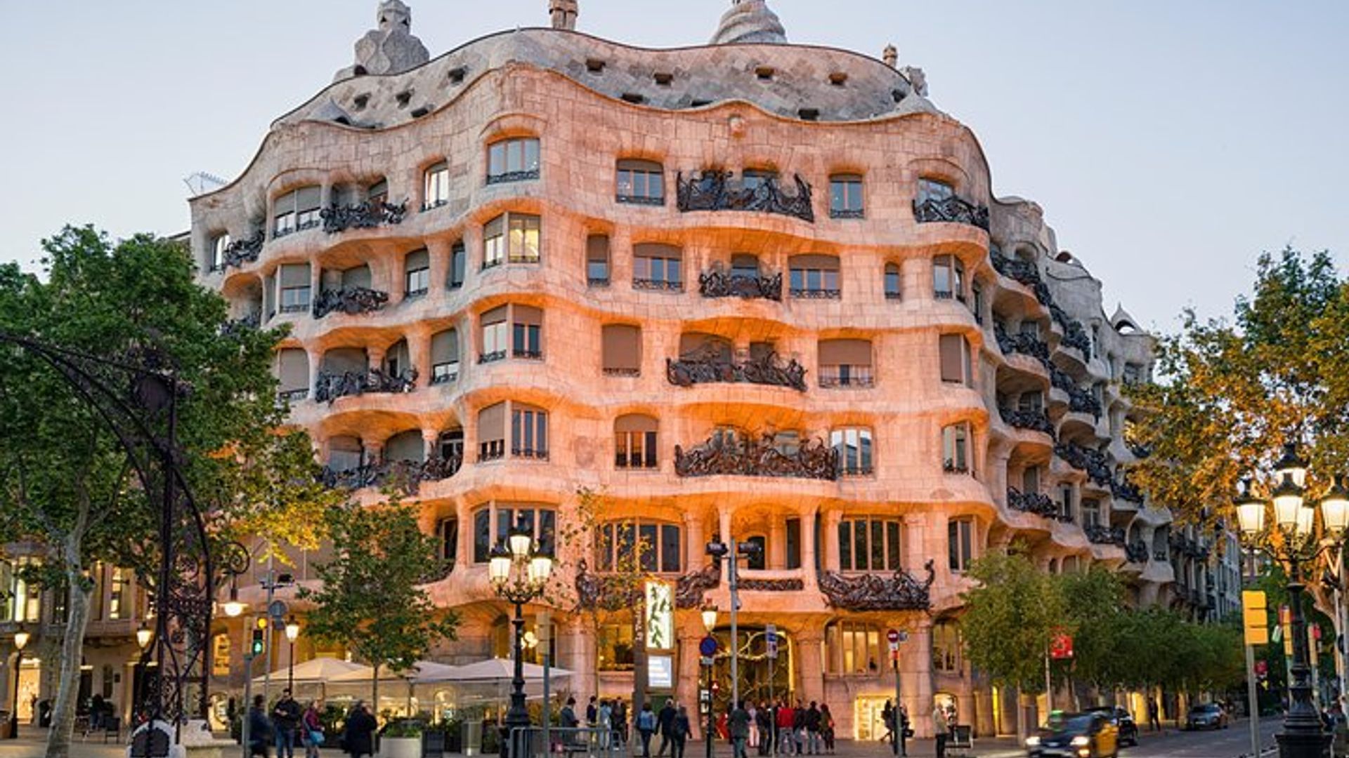 Barcelona: Casa Mila Skip-the-Line Access Ticket & Audio Guide-Quizz