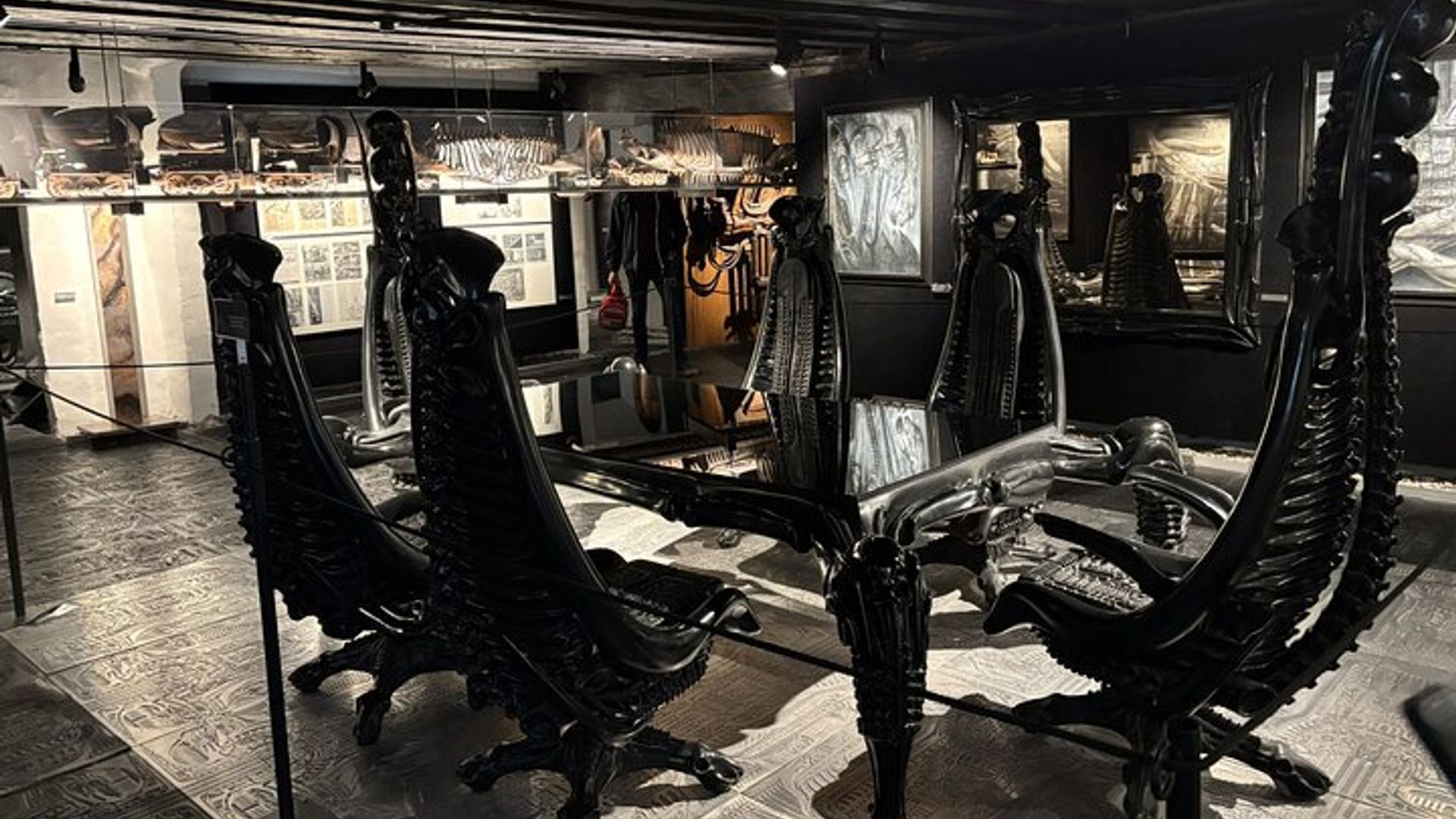 Chamonix HR Giger Museum Tour Aliens und Gruyeres erkunden