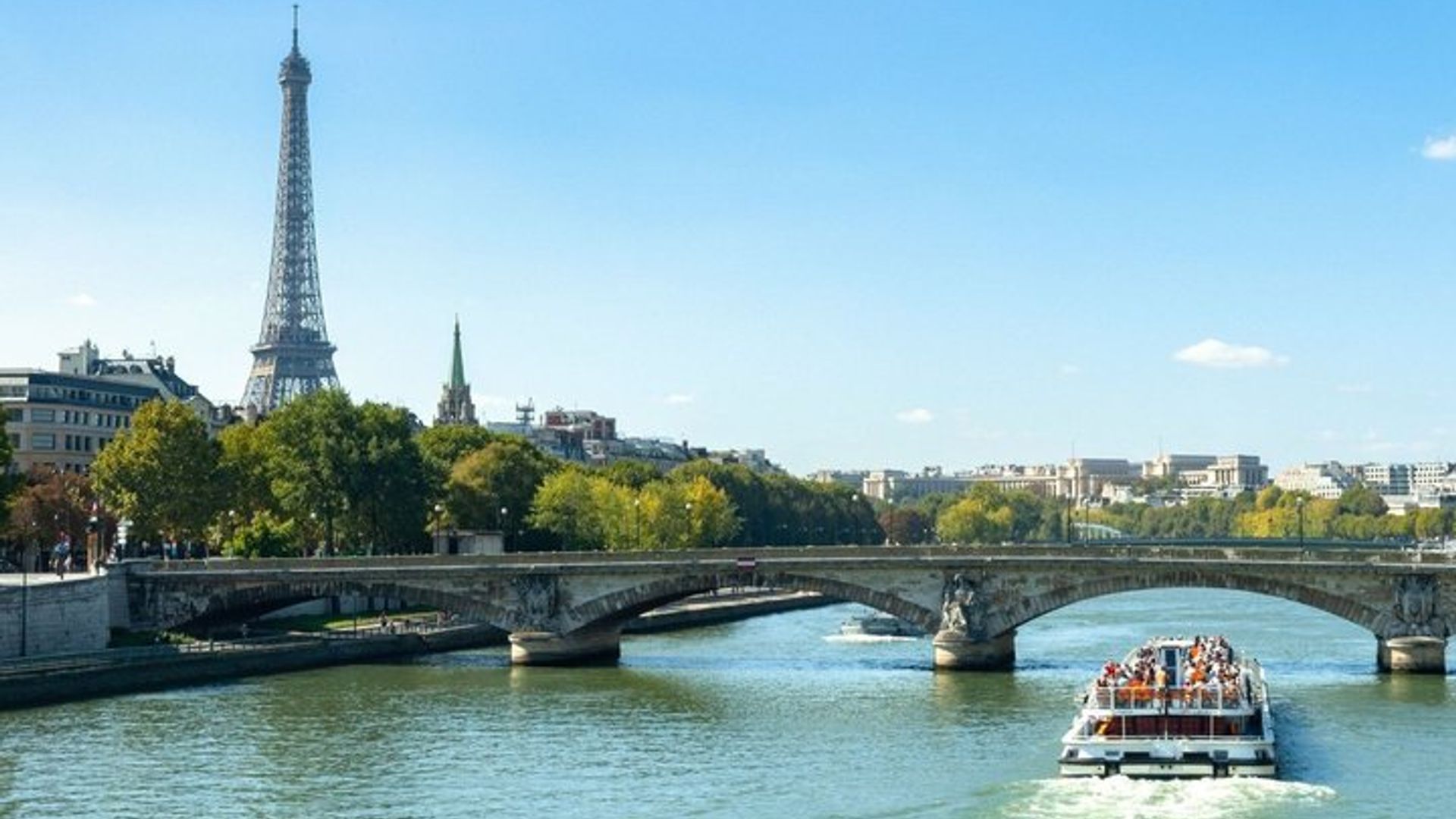 Paris Seine River Sightseeing Cruise Tour with Audio Guide