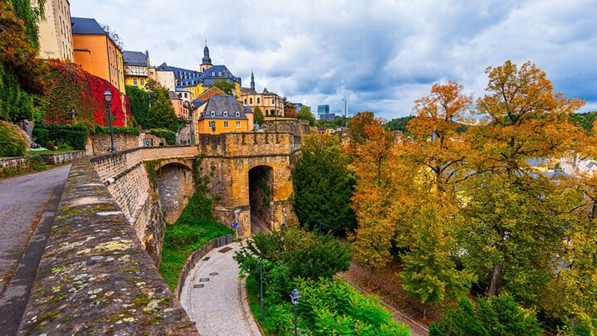 Transfert privé: Amsterdam>Luxembourg, 2h Arrêt au château de Vianden