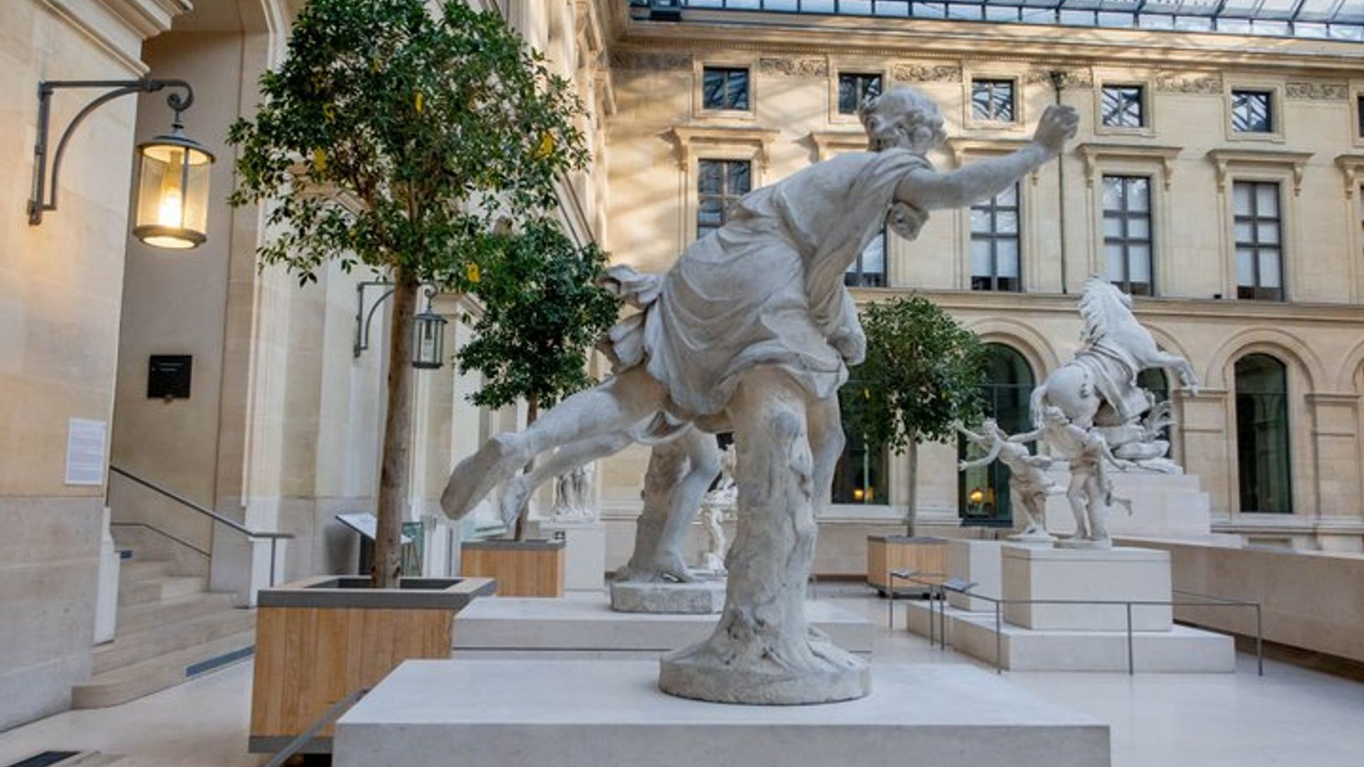 Paris: Private 2-Hour Tour at the Louvre Museum With Entry
