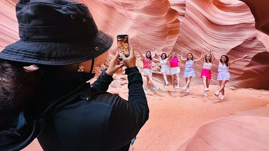Upper Antelope Canyon & Horseshoe Bend Tour from Las Vegas