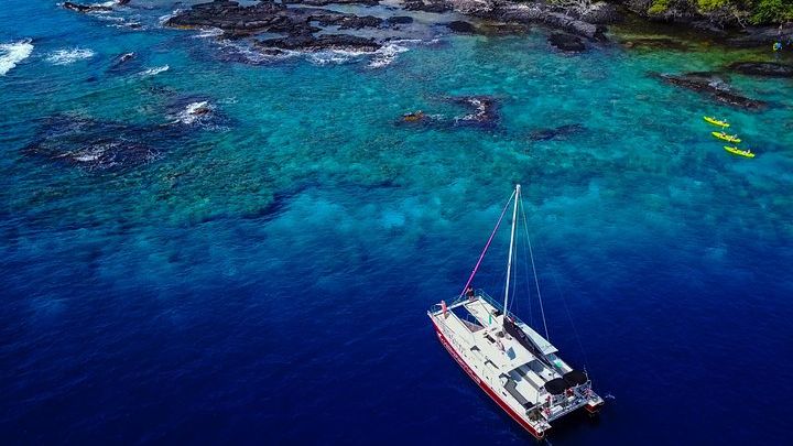 Kealakekua Bay Sailing and Snorkeling Tour from Kailua-Kona