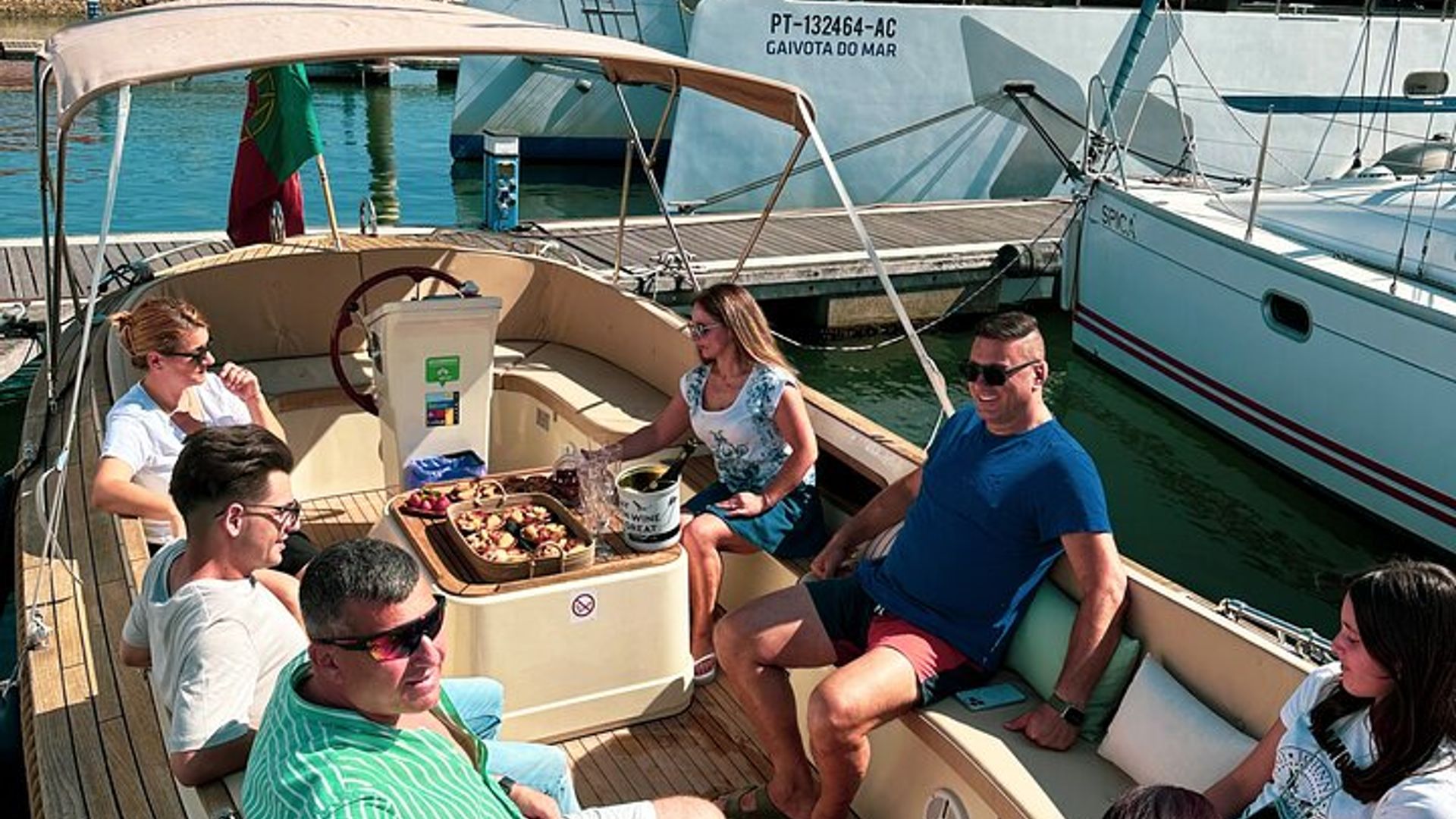 Lissabon Kleine Gruppe Tejo-Bootsfahrt mit Pizza und Open Bar