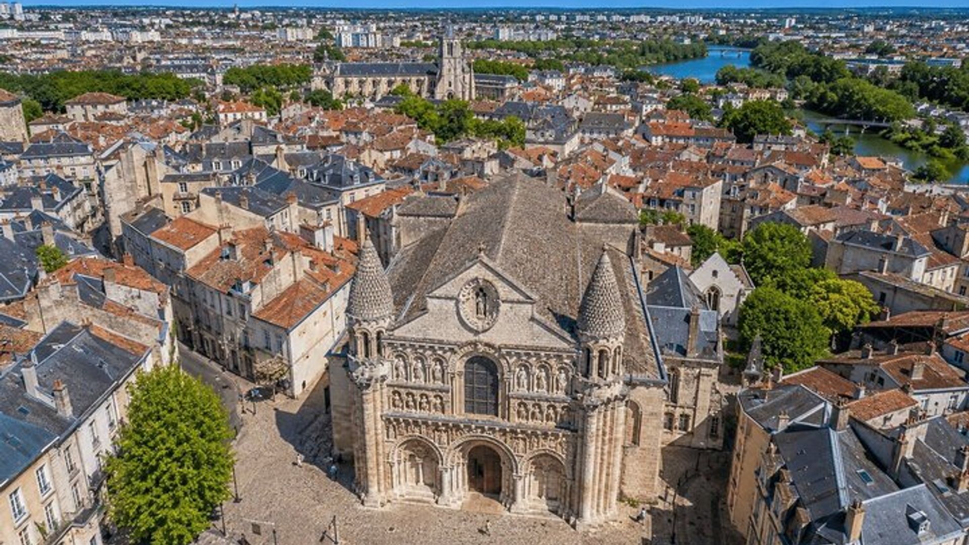 Hallo Poitiers : Private 2 - Stunden Intro Stadtrundgang mit Ortskundiger Reiseleiter