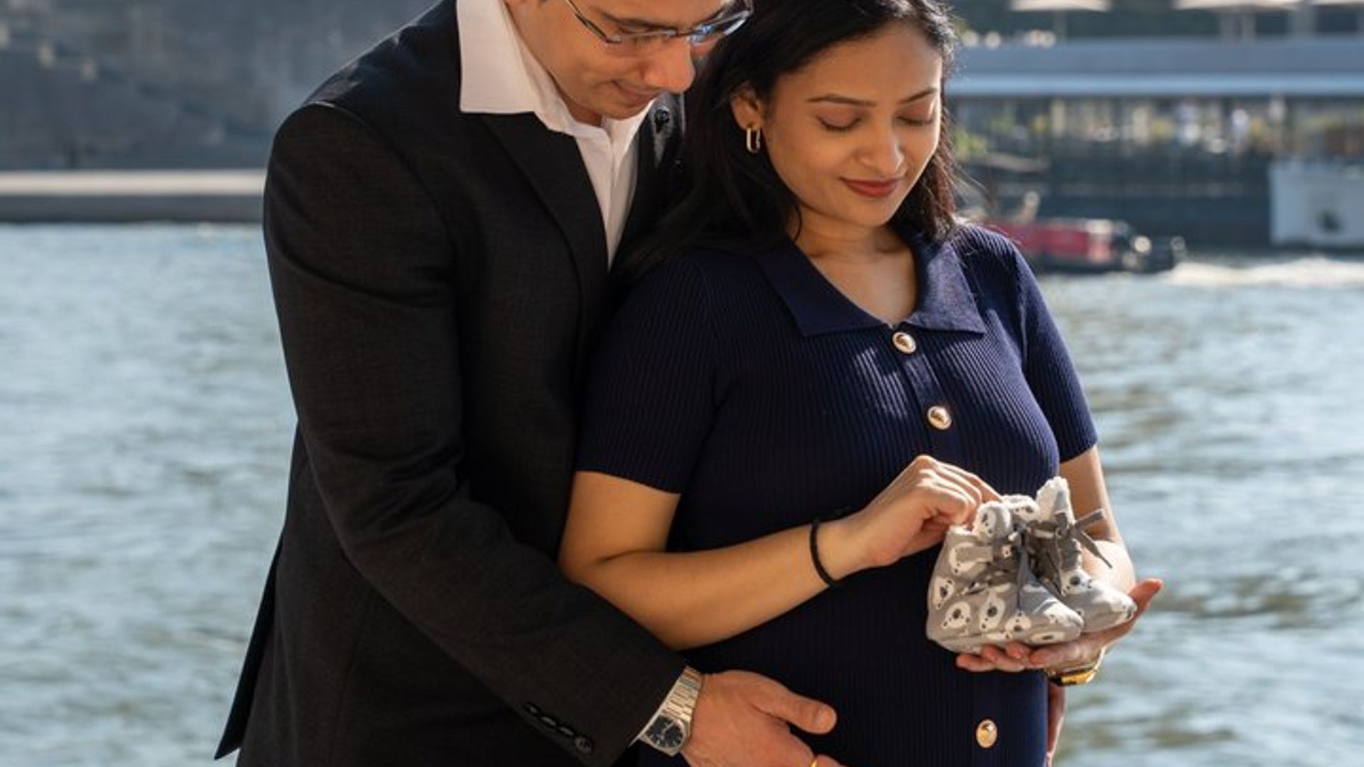 Séance photo à Paris avec photographe devant la tour Eiffel